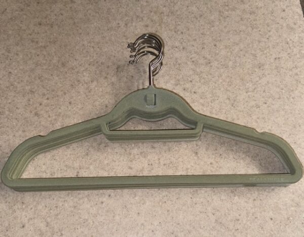 8 pieces of hangers